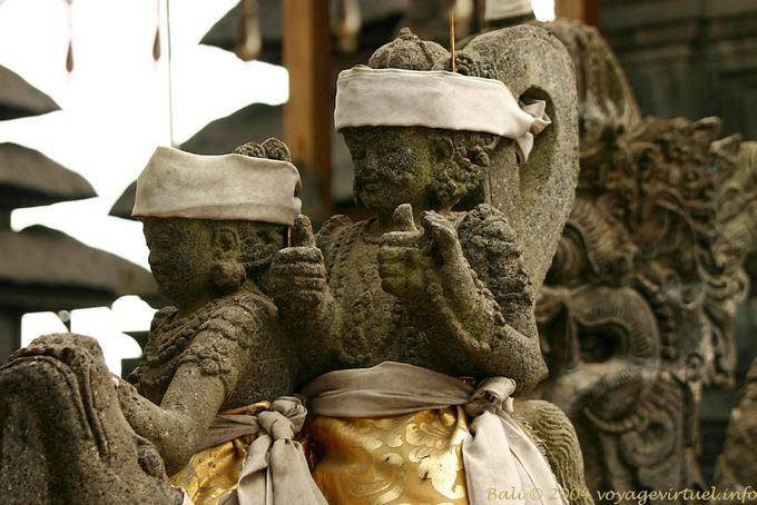 Estatua de Pulgar hacia arriba, Pura Ulun Danu Batur - Bali