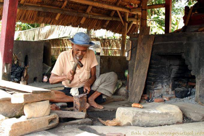 Fabrication artisanale d'un outil, Bebandem Bali 