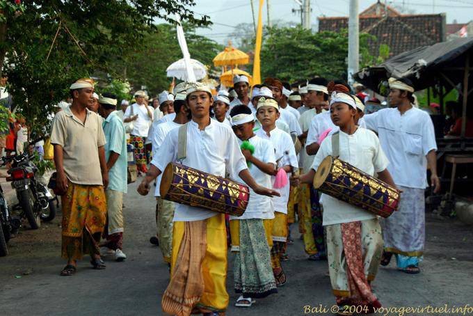Défilé religieux dans une rue de Sangsit vers le Pura Beji Bali 