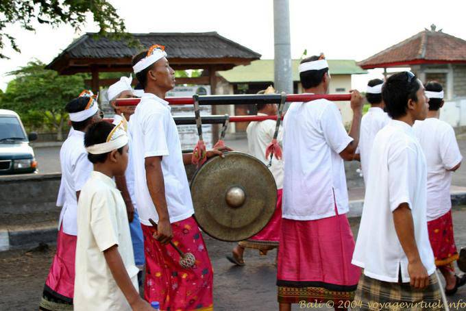 Sangsit, transport du gong pour la fête religieuse, Bali Pura Beji 