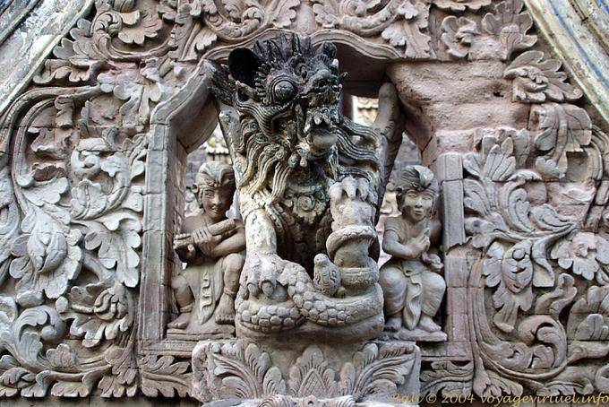 Lion garuda et deux nats, Pura Beji Bali 