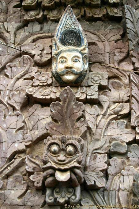 Sculptures murales qui rit ou qui tire la langue, Bali Pura Beji 