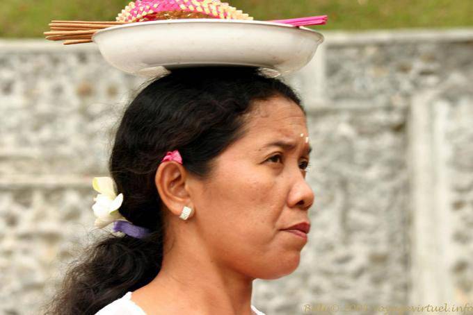 Ofreciendo en la cabeza, Pura Besakih - Bali