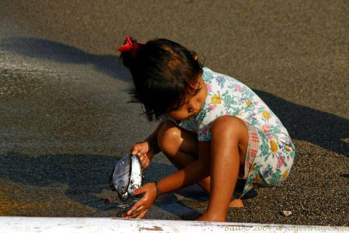 Niña Candidasa peces - Bali