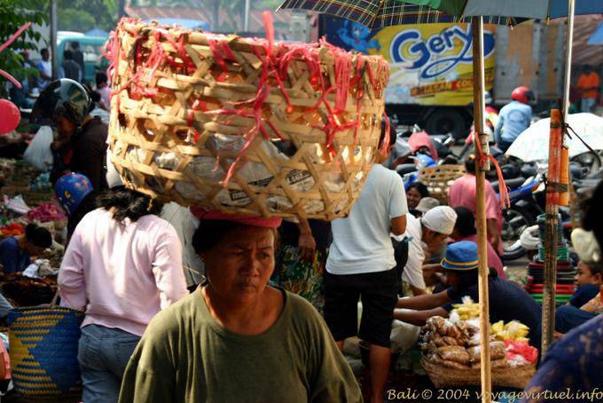 Cesta tejida en el mercado Gianyar - Bali