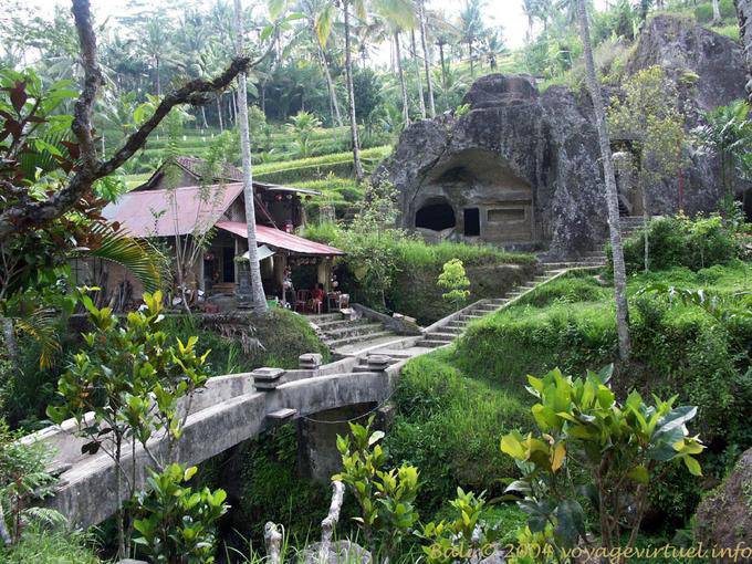 A lo largo de las escaleras que conducen al templo Gunung Kawi - Bali