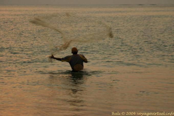 Pescador lanza una red redonda, Jimbaran - Bali