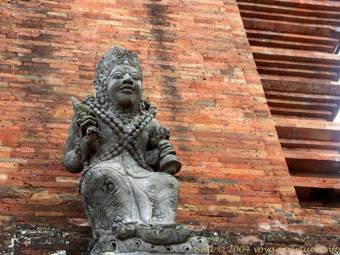 Figure sur briques au Kapal Pura Sadha, Bali Kapal A