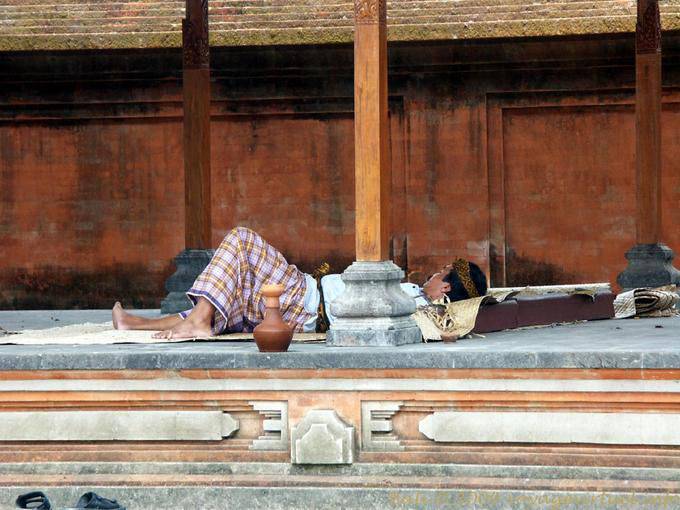 Dormeur dans le temple Kapal Pura Sada, Bali Kapal A