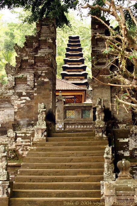 En la escalinata del palacio, templo Pura Kehen - Bali