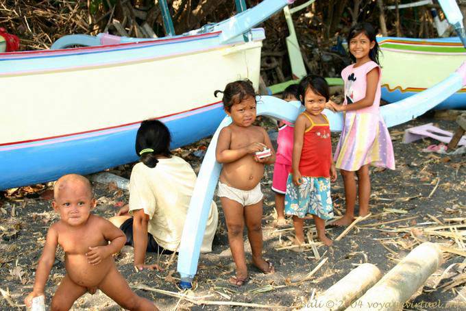 Niños en la playa Kusamba - Bali