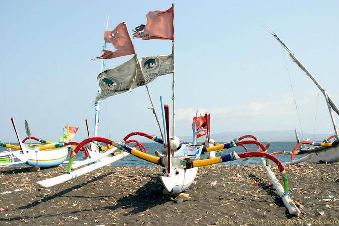 Pirogue tradicionales balineses dos flotadores Kusamba - Bali