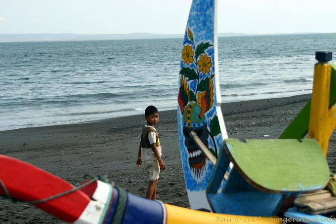 Niño y adornado jukung Kusamba - Bali