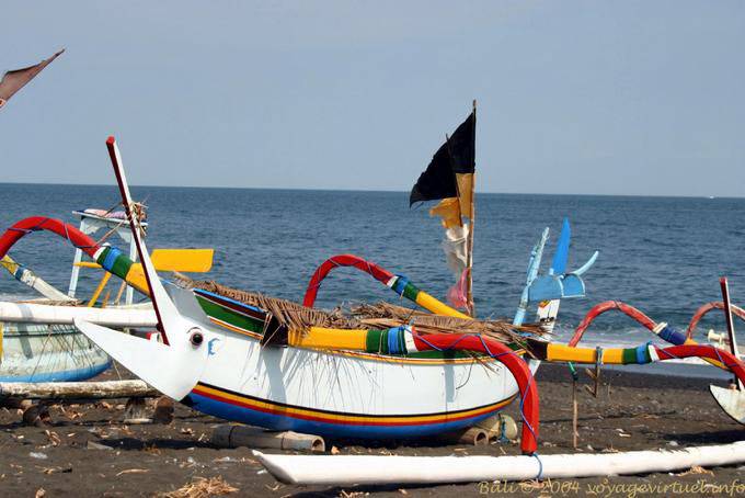 Piragua dos flotadores Kusamba - Bali