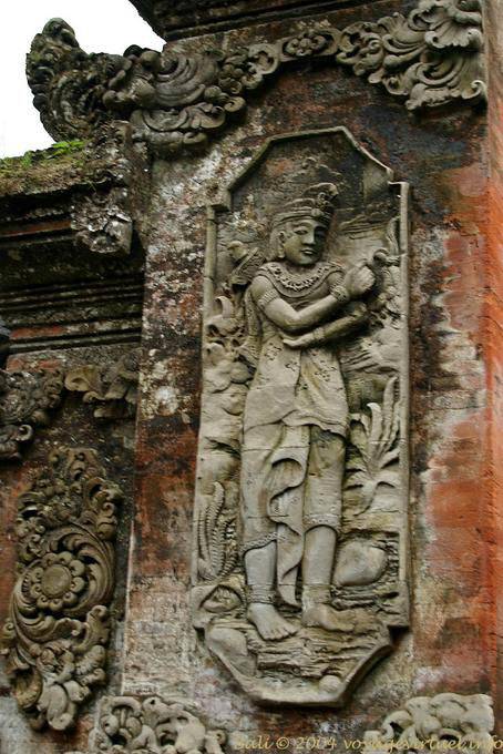 Bas-relief représentant un roi, Pura Luhur Batukaru, Bali