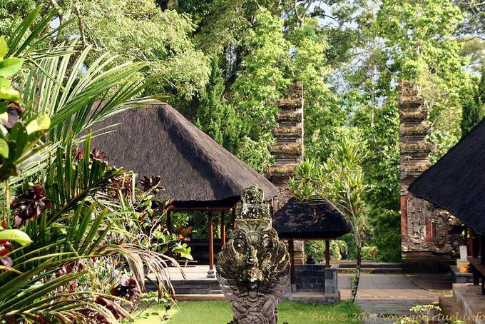 Une entrée du temple vue de l'intérieur, Luhu Batukau Bali 