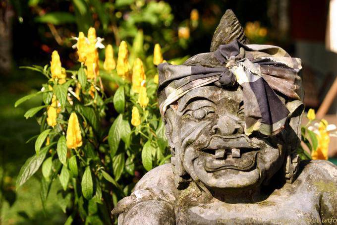 Statue à deux dents du Luhur Batu Kahu, Luhu Batukau Bali 