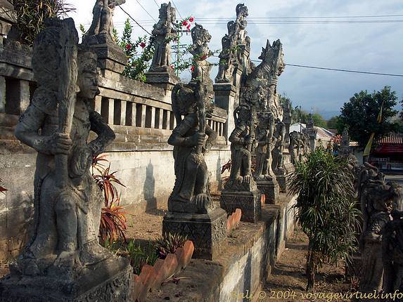 Fuera de los personajes del templo de Ramayana Maduwe Karang - Bali