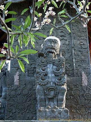 Estatua delante del relieve Maduwe Karang - Bali
