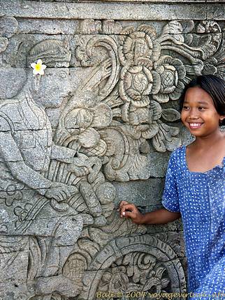 En frente de la escultura de la pared de los holandeses Nieuwenkamp, Maduwe Karang - Bali