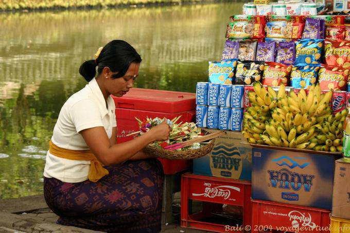 Vendedora balinesa joven, Mengwi Taman Ayun - Bali