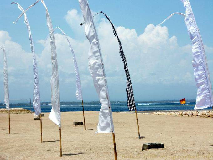 Banderas tradicionales en la playa de Nusa Dua - Bali