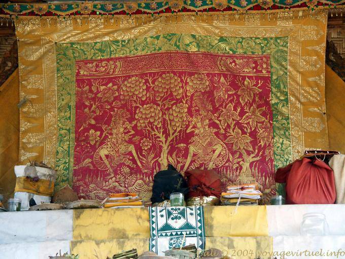 Altar con ofrendas, templo Penataran Sasih - Bali