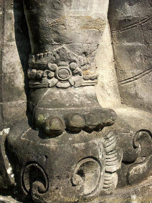 Estatua de pie Penataran Sasih - Bali