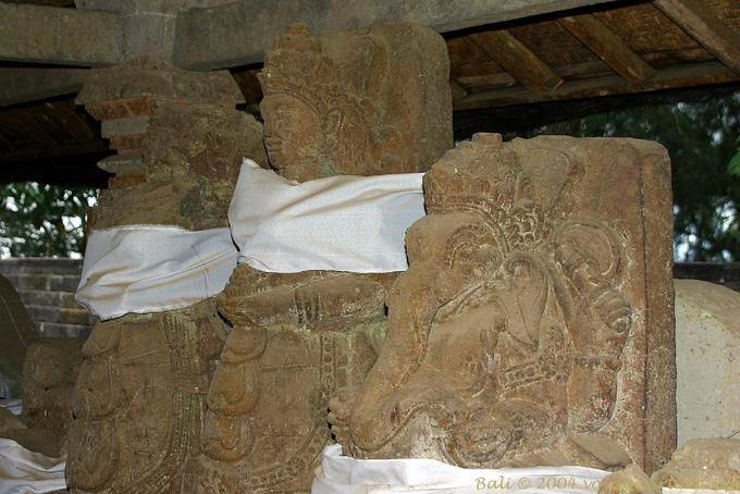 Statues de pierre antiques datant du 11e-13e siècles, Puncak Penulisan Templo Bali  