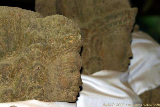 Têtes d'anciennes statues, (Pura Tegeh Koripan), Penulisan Templo Bali  