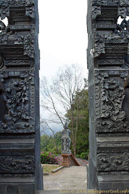 Entrée ouvragée du temple de Tegeh Koripan, Penulisan Templo Bali  