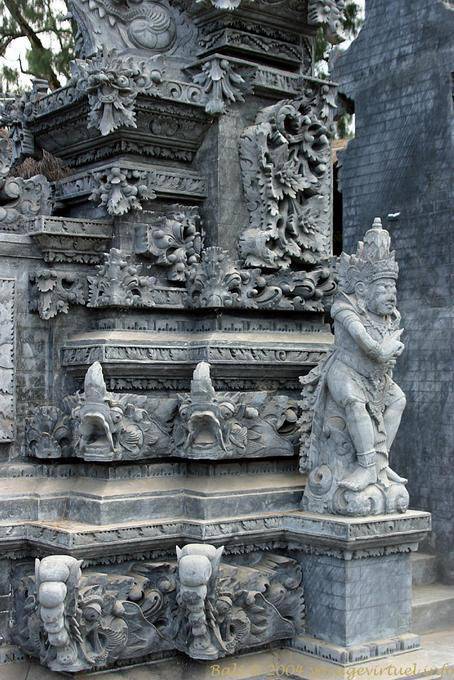 Complexité des sculptures mêlant végétation et animaux fabuleux, Puncak Penulisan Templo Bali  