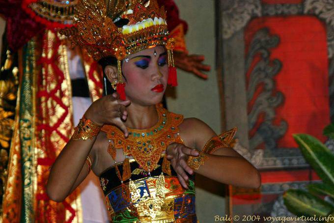 Belleza de una joven bailarina de Bali, bailar Ramayana Nusa Dua - Bali