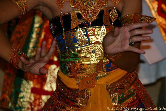 Costune Zoom y juego de la mano delicada, bailar Ramayana Nusa Dua - Bali