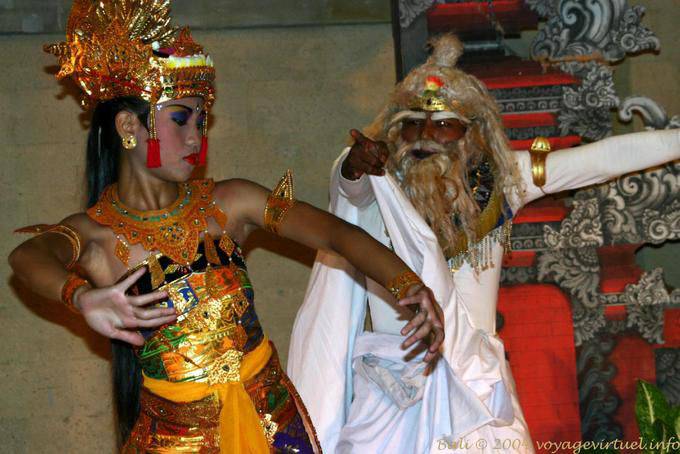 El bailarín désigant dedo sacerdote, bailar Ramayana Nusa Dua - Bali