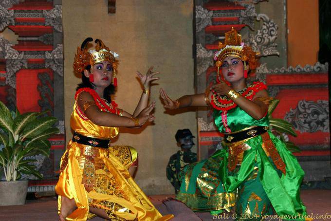 Rodillas al ritmo del gamelan, bailar Ramayana Nusa Dua - Bali