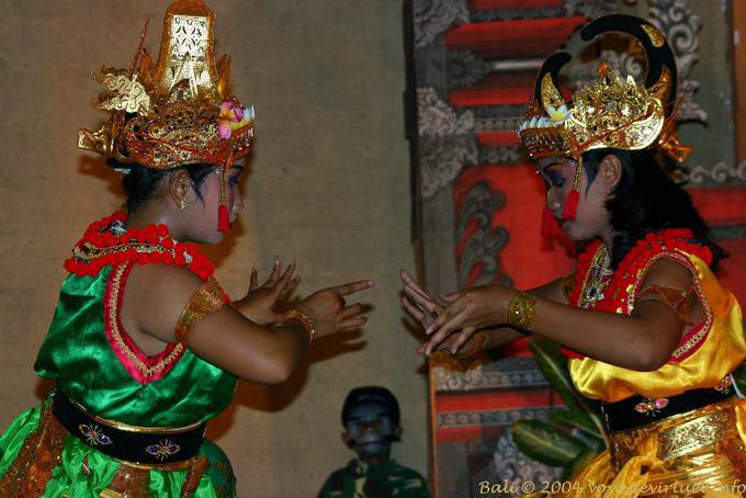 Bailarines con gestos delicados y posturas típicas, bailar Ramayana Nusa Dua - Bali