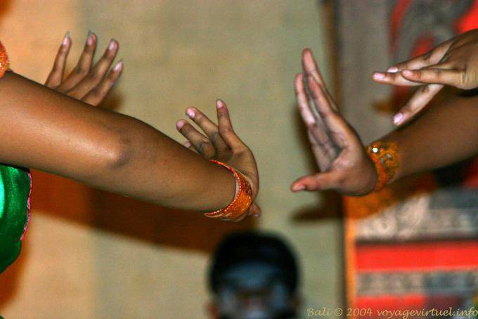 Concéntrese en gestos de la mano de los bailarines, bailar Ramayana Nusa Dua - Bali