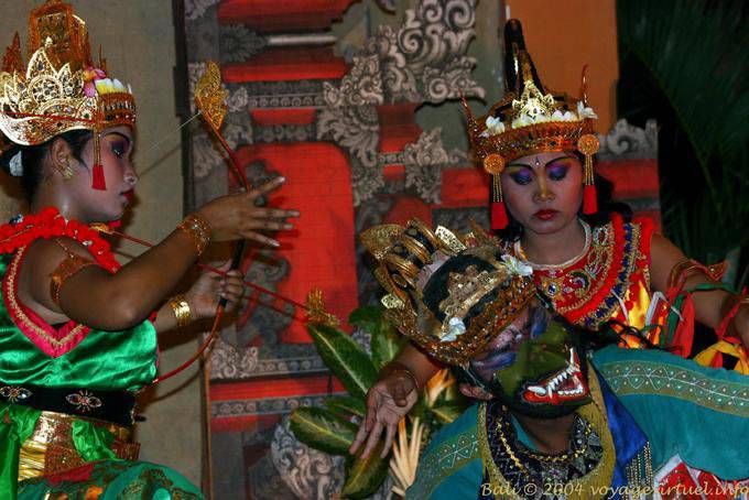 Rama y su affontant arco Valin usurpador, bailar Ramayana Nusa Dua - Bali