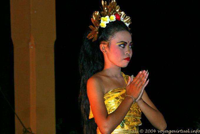 Postura con las manos juntas de la joven bailarina, danza Ramayana - Bali