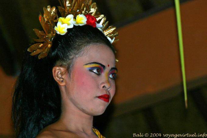 Colores del cielo del arco iris en la cara, el Ramayana danza - Bali
