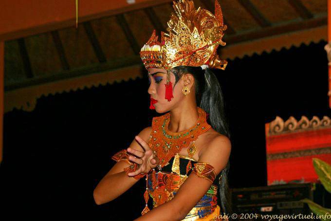 Perfil con el casco de oro, danza Ramayana - Bali