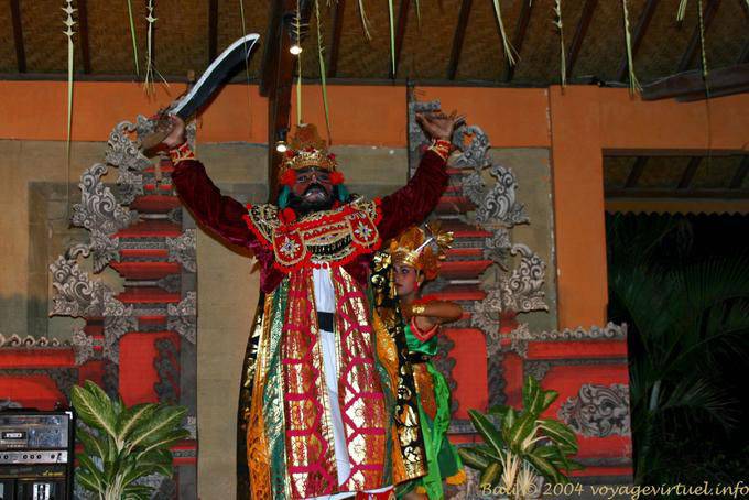 Bailarín sosteniendo una Kriss, bailar Ramayana Nusa Dua - Bali