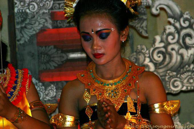 Bailarín con los ojos bajos bailar Ramayana Nusa Dua - Bali