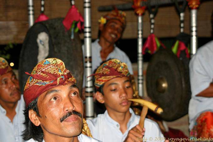 Músicos en éxtasis bailan Ramayana Nusa Dua - Bali