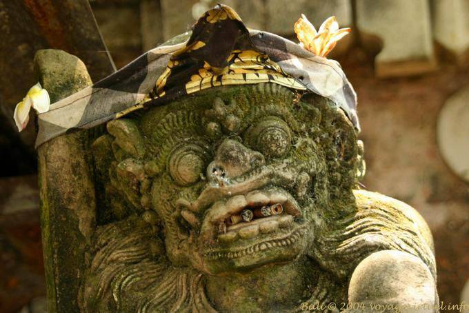 Figura monstruosa de colillas, Templo Rambut Siwi - Bali