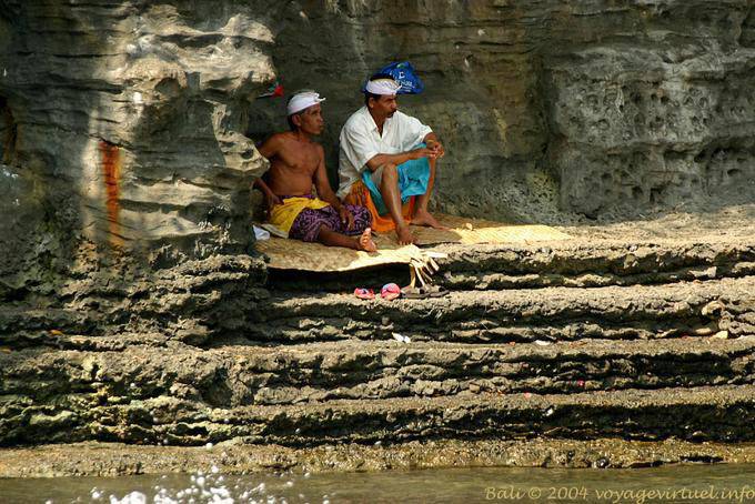 Pêcheurs à l'abri, Bali Tanah Lot 