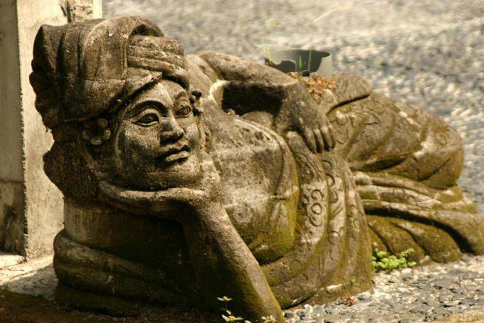 Estatua hombre meditativo mentira, Ubud - Bali