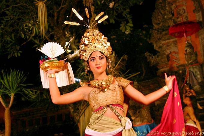 Bailarina vistiendo un piso, danza Barong - Bali