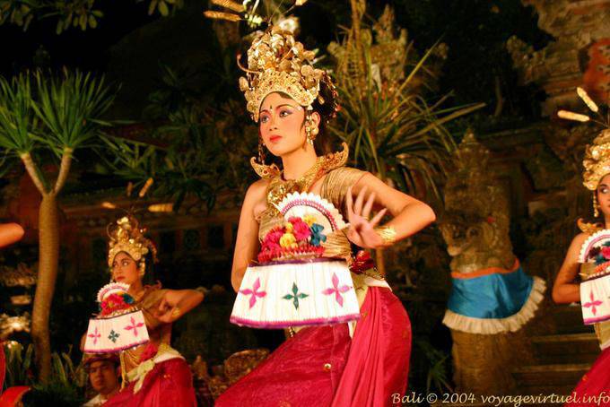 Bailarina con Encanto coronado Danza Barong - Bali